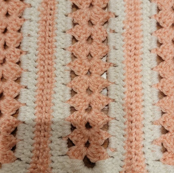 Hand Crochet Vintage Baby Blanket Throw,Salmon & White Color Scalloped Edge - Picture 5 of 13
